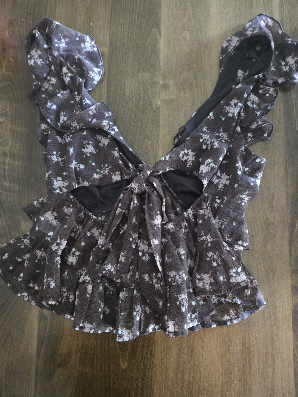 Trixxi Los Angeles Ruffled Floral V-Neck Crop Top - Black with White Floral - Picture 3 of 6